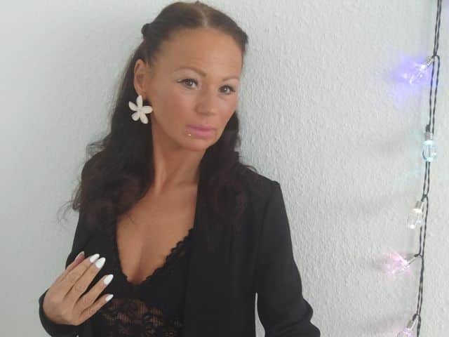 Miss-Lara vor der Webcam