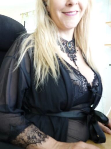 Rassige-Frau vor der Webcam